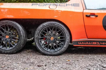 Vista lateral del Porsche 6x6 resalta imponentes ruedas y perfil robusto.