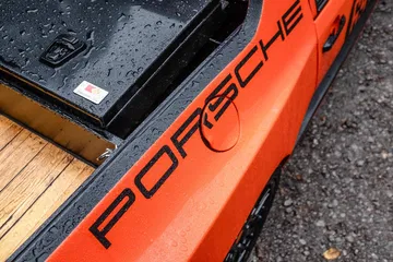 Detalle de la estribera de un Porsche 6x2 pickup con logotipo destacado.