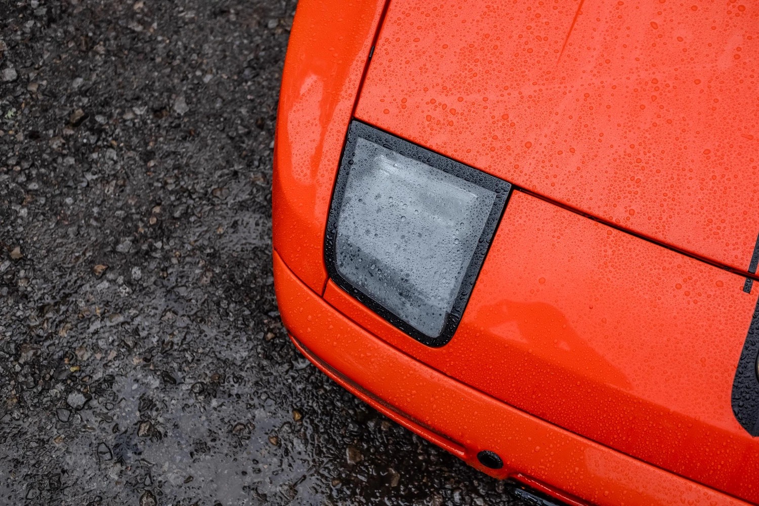 Vista parcial trasera de un Porsche 6x6 Pickup, foco en la carrocería y faros.