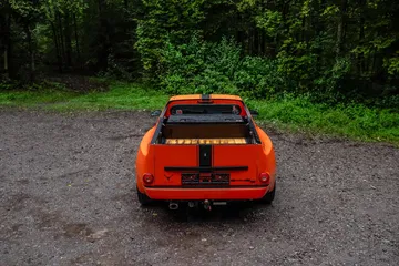 Vista trasera del Porsche 6x6 pickup con diseño único y robusto.