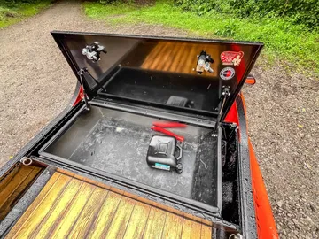 Vista del maletero de un Porsche 6x6 con acabados en madera.