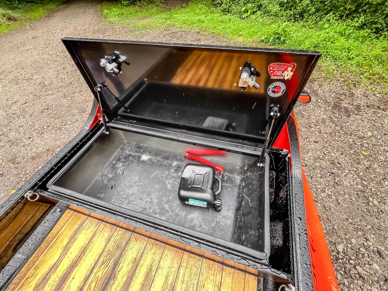 Vista del maletero de un Porsche 6x6 con acabados en madera.