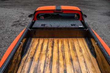 Porsche 6x6 con configuración pickup y detalles exclusivos.