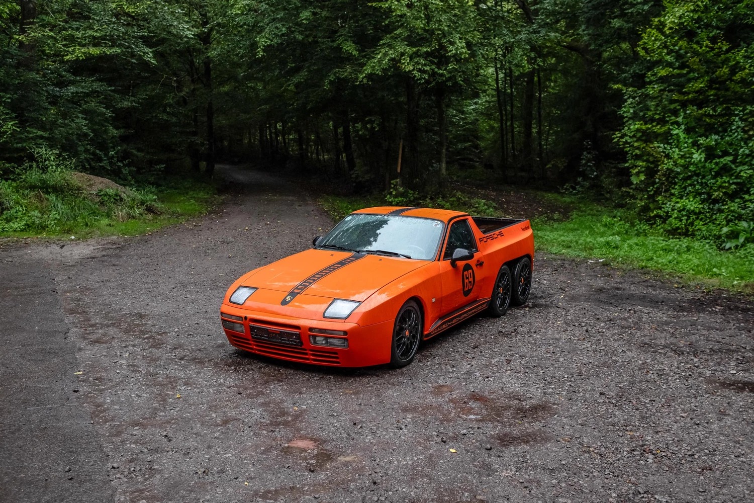 Porsche Pickup 6x2 en ambiente natural, mostrando un diseño único.