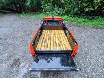 Vista trasera del Porsche 6x6 con configuración pickup, destacando su caja de carga.