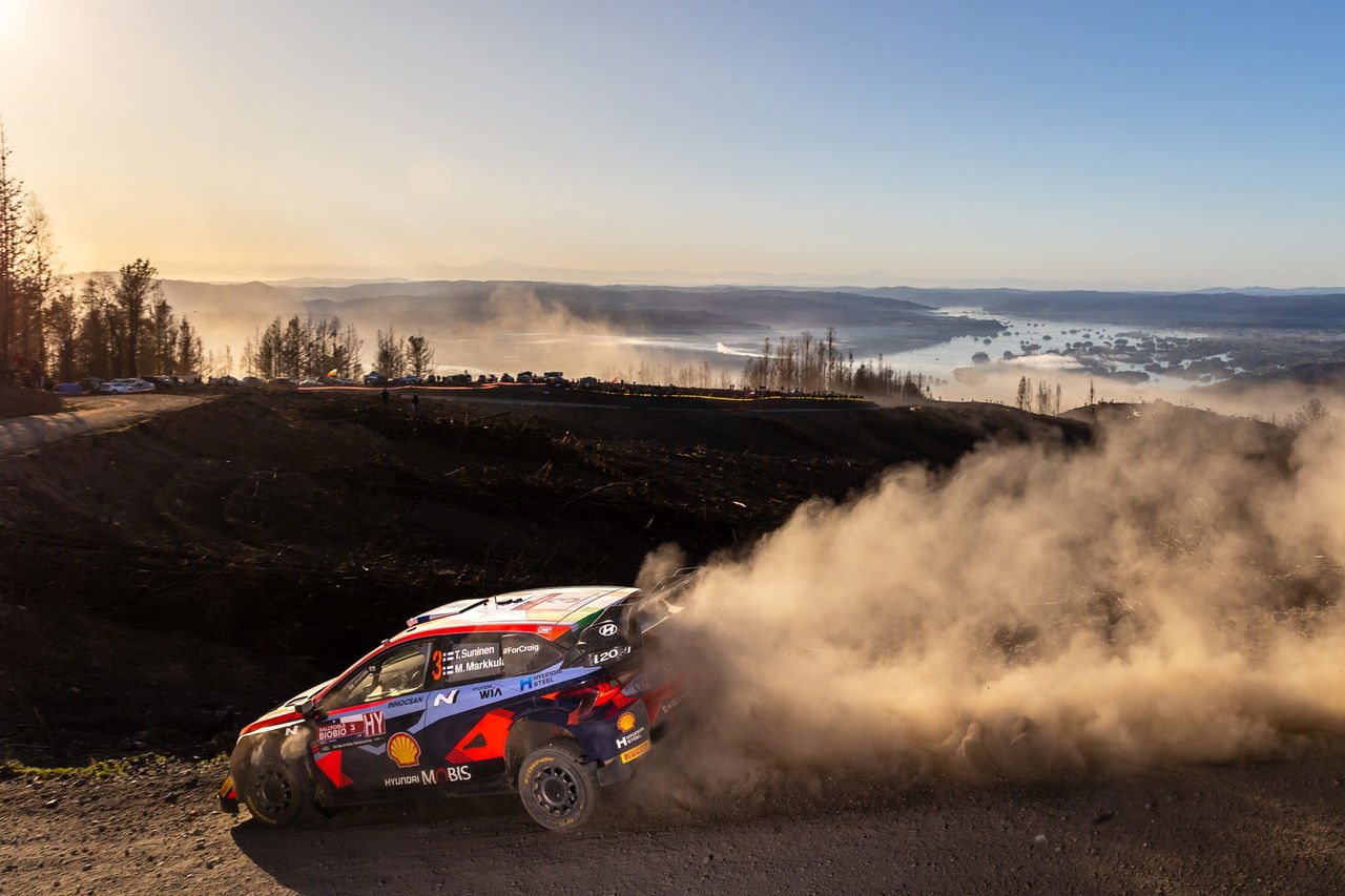 Vehículo Hyundai en acción sobre la tierra chilena, mostrando su destreza en el WRC 2024.