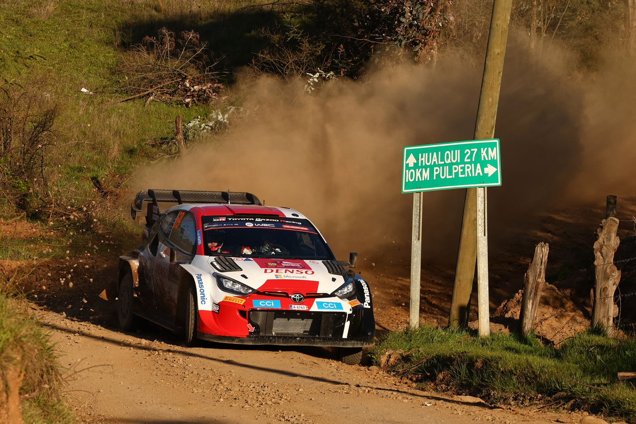 Acción intensa en el Rally de Chile 2024, vehículo marcando territorio en curva