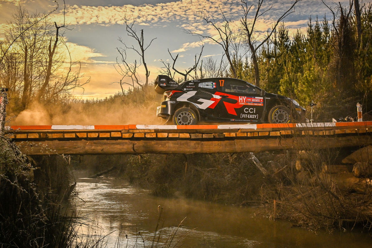 Thierry Neuville al volante de su Hyundai en acción durante el rally de Chile.