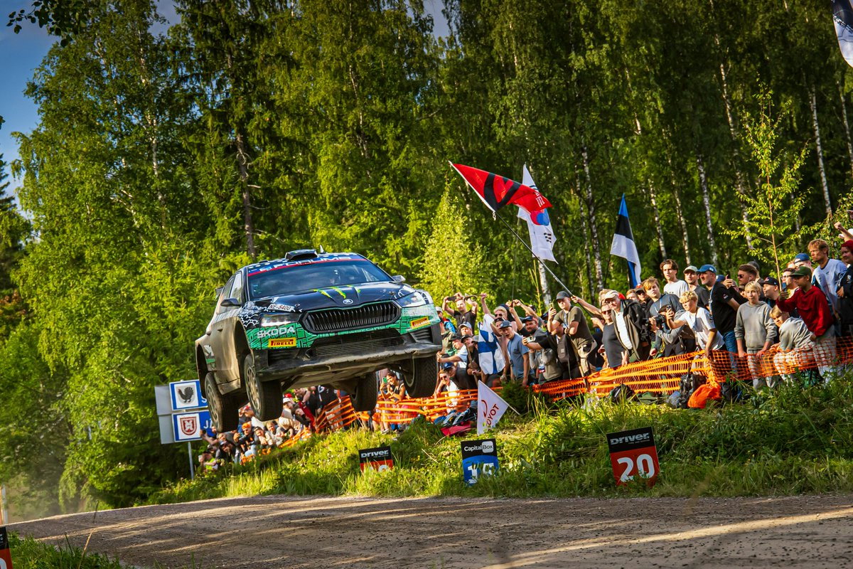 Thierry Neuville volando hacia la victoria en el WRC Chile 2024.