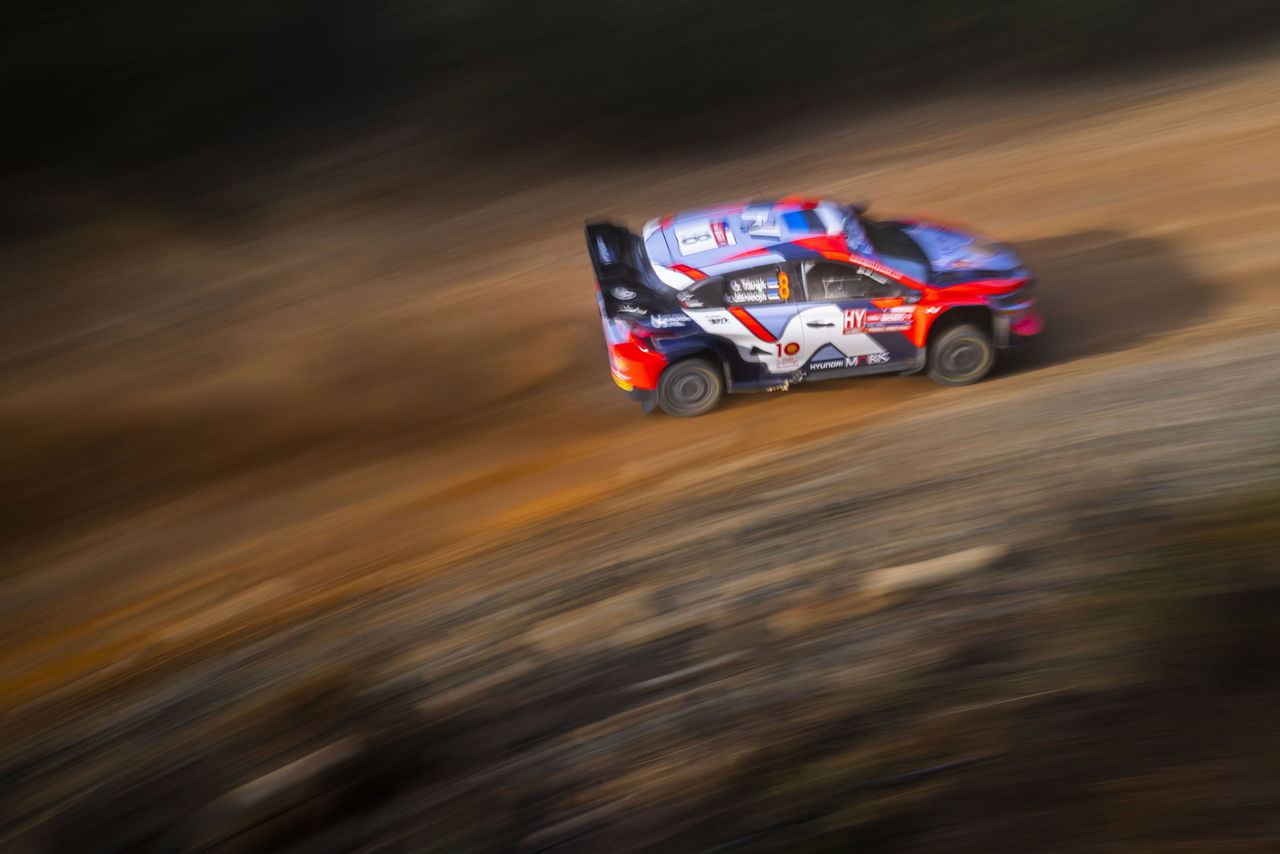 Thierry Neuville domina las pistas de tierra en su Hyundai i20 en el Rally de Chile.