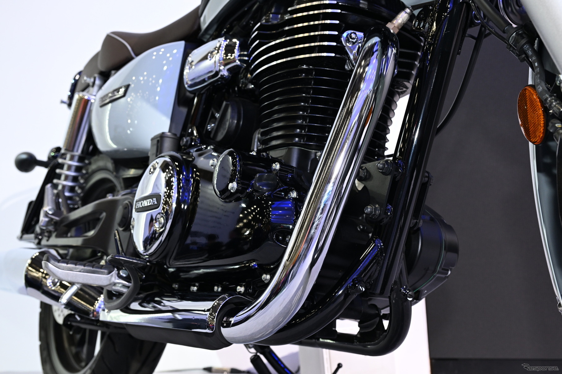 Detalle lateral muestra elegancia y diseño clásico con óptima eficiencia en consumo.