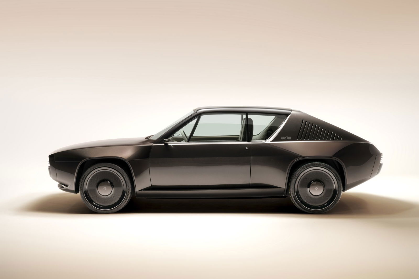 Renault presenta su coupé clásico con una estética modernizada y líneas elegantes.