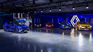 Vista lateral del nuevo Renault Clio 2023, reflejando su diseño dinámico y urbano.