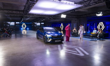 Vista frontal y lateral del Renault Clio 2023, resaltando su diseño contemporáneo. Vista frontal y lateral del Renault Clio 2023, resaltando su diseño contemporáneo.