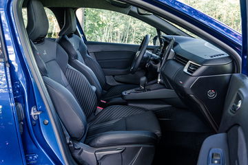 Vista lateral del habitáculo del Renault Clio 2023, mostrando comodidad y diseño ergonómico.