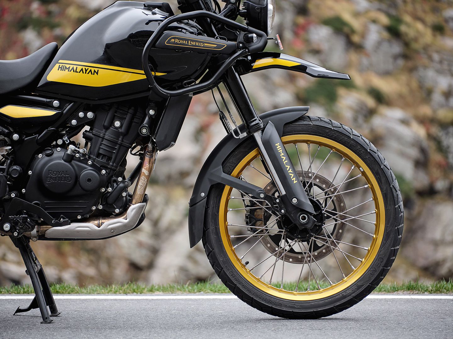 La imponente silueta Himalayan 450 muestra mejoras y un diseño robusto.