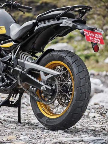 Vista trasera y lateral de la Royal Enfield Himalayan 450, mostrando diseño y neumáticos robustos.