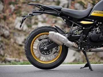 La robusta Royal Enfield Himalayan 450 muestra su perfil y tren posterior preparados para cualquier aventura.