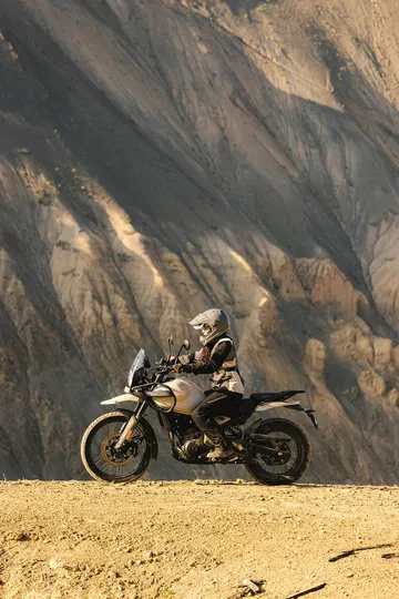 La Royal Enfield Himalayan 450 explorando terrenos agrestes con solvencia y estilo.