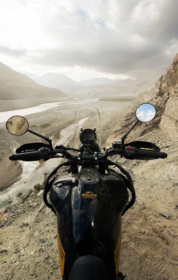 Vista en primera persona de la Royal Enfield Himalayan 450 atravesando terreno montañoso.