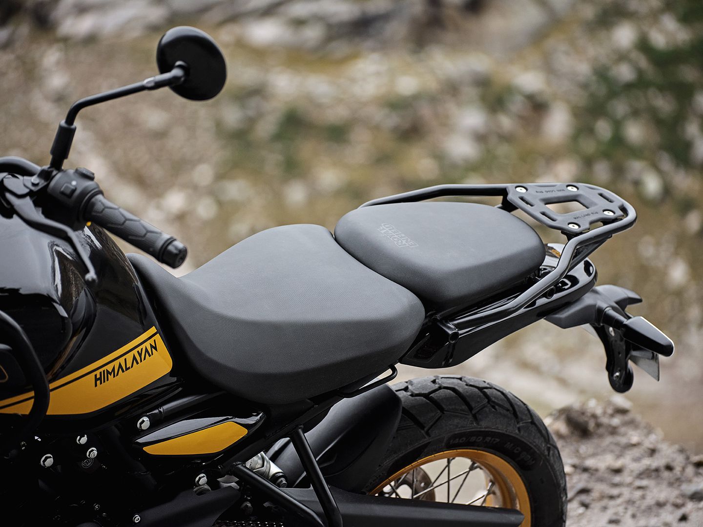 Vista de la Royal Enfield Himalayan 450, diseño robusto y aventurero.