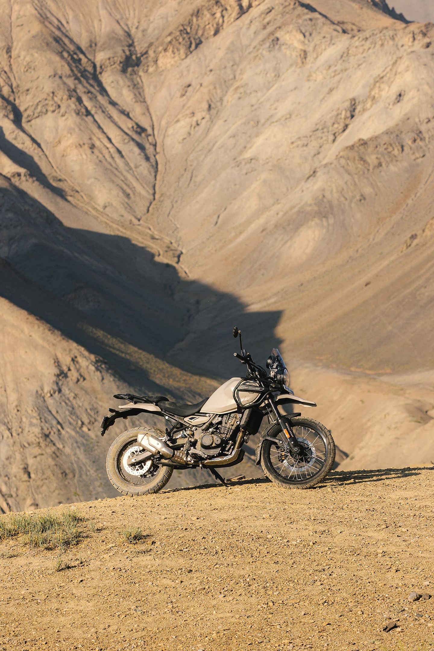 La Royal Enfield Himalayan 450 expuesta en terreno montañoso, mostrando robustez y diseño aventurero.