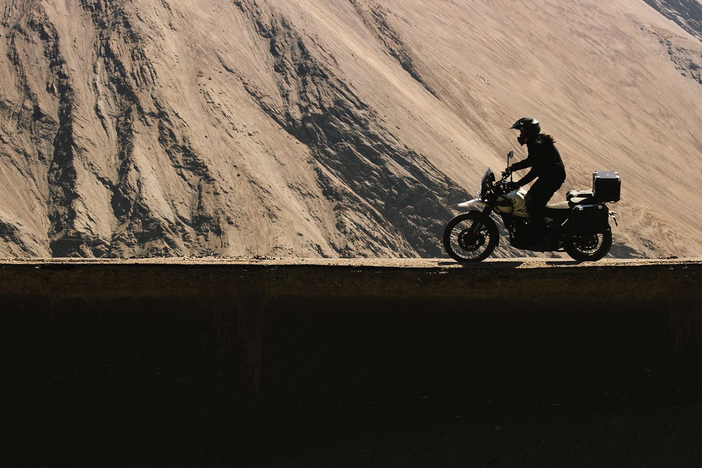 La Royal Enfield Himalayan 450 muestra su robustez y perspectiva aventurera.