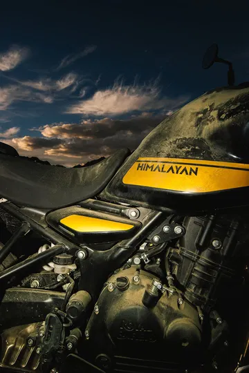 Vista lateral de la Royal Enfield Himalayan 450 en un entorno montañoso