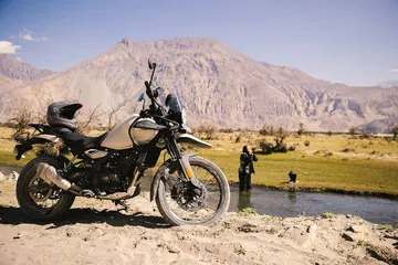La Royal Enfield Himalayan 450 en su hábitat aventurero, lista para conquistar terrenos agrestes.