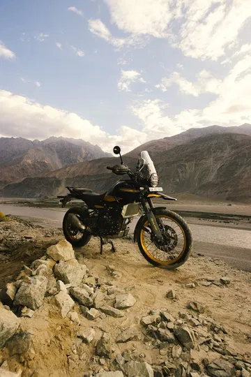La nueva Himalayan 450 luce imponente en su hábitat natural, lista para la aventura.