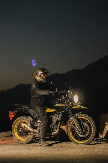 La robustez de la Himalayan 450 se destaca, ideal para travesías nocturnas.