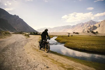 La Royal Enfield Himalayan 450 muestra su robustez y agilidad en terrenos difíciles.