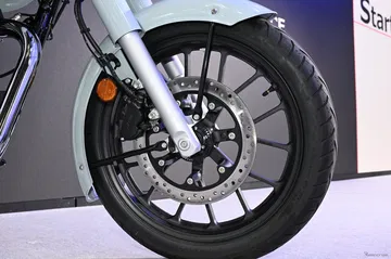 Foto primer plano de la rueda delantera que resalta su diseño clásico y frenos eficientes.