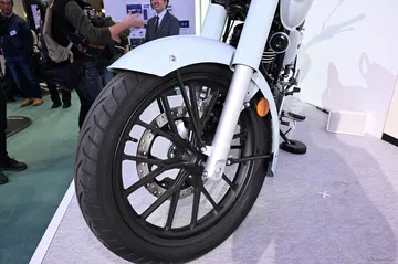 Imagen de la rueda delantera de una moto Honda de estilo retro.