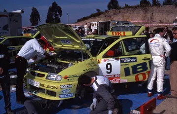 Vista lateral del Seat Ibiza Kit Car en competición, destacando su aerodinámica y diseño distintivo.