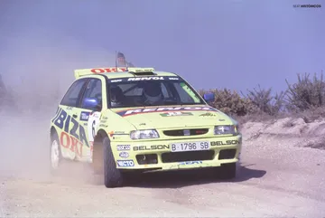 SEAT Ibiza Kit Car en acción, un icono de rallies de asfalto