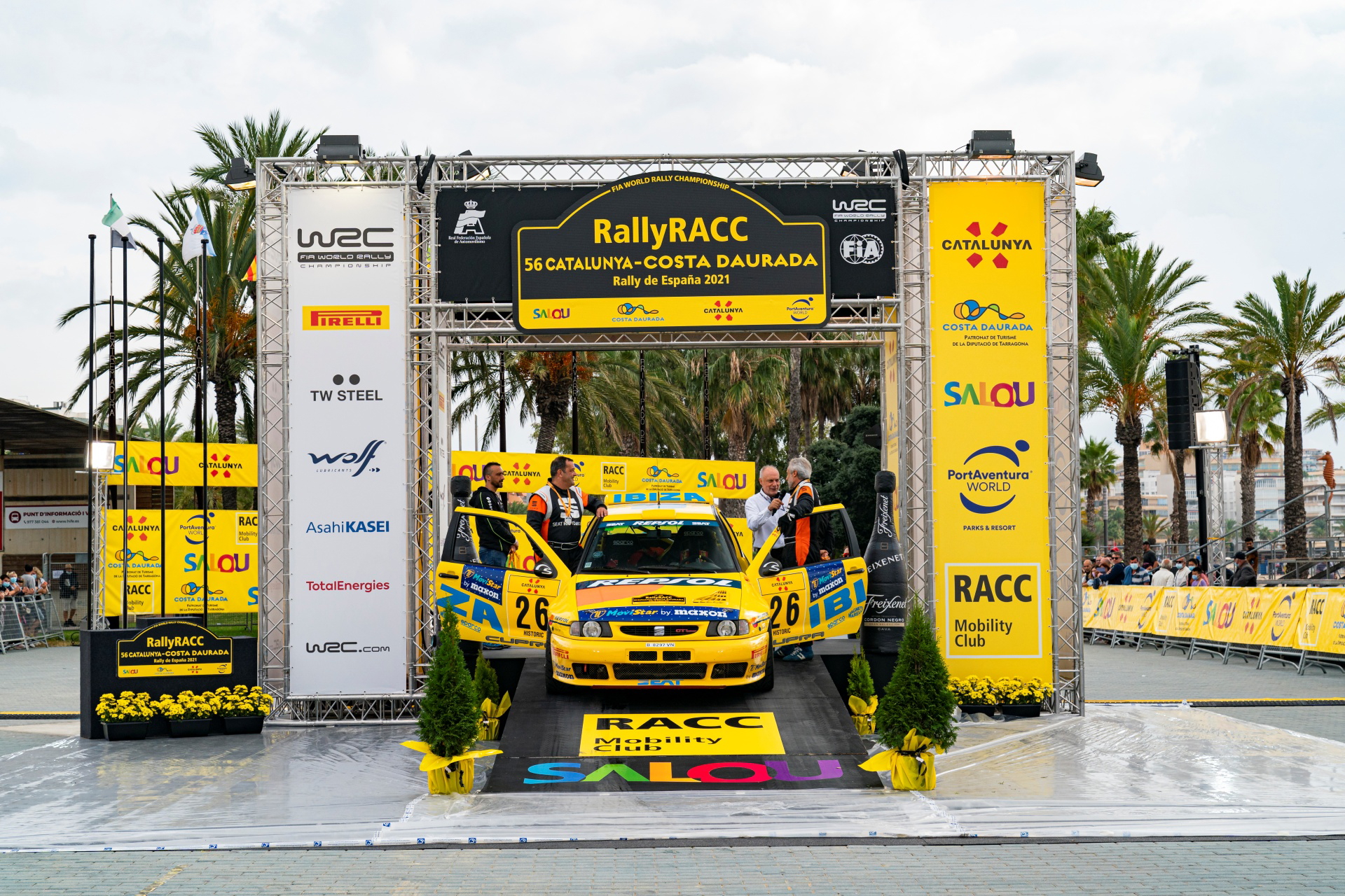 Vista frontal y lateral del Seat Ibiza Kit Car, destacando su diseño de competición.