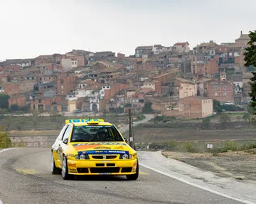 SEAT Ibiza Kit Car de 1996 en acción, emocionante ejemplo de ingeniería deportiva.