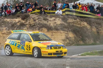 Vista dinámica del SEAT Ibiza Kit Car en competición, destacando su diseño deportivo