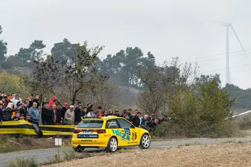 Seat Ibiza Kit Car en acción, ejemplo de ingeniería deportiva.