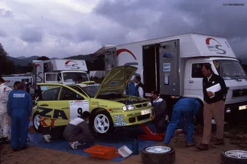 Vista lateral del Seat Ibiza Kit Car en el parque de asistencia.
