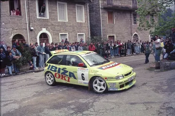 Vista lateral del Seat Ibiza Kit Car en una exhibición, reflejo de la era dorada de los rallyes.