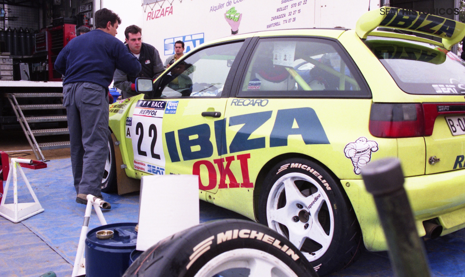 Vista lateral de un Seat Ibiza Kit Car en competencia, reflejo de la ingeniería española en rally.