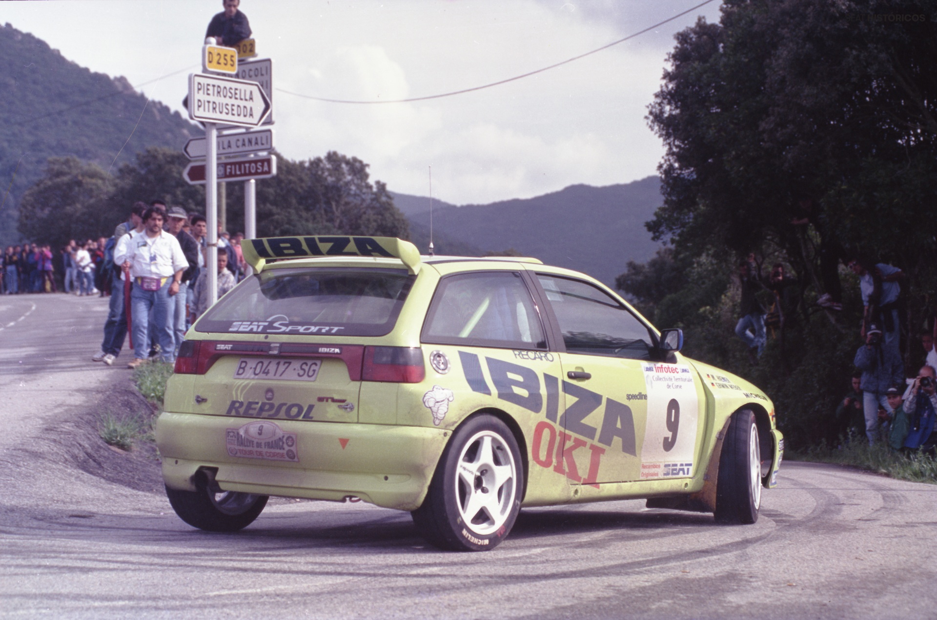 Seat Ibiza Kit Car en acción, muestra dinamismo y deportividad.