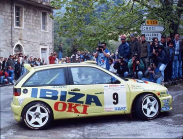 Vista lateral del Seat Ibiza Kit Car en competición, destacando su línea deportiva.