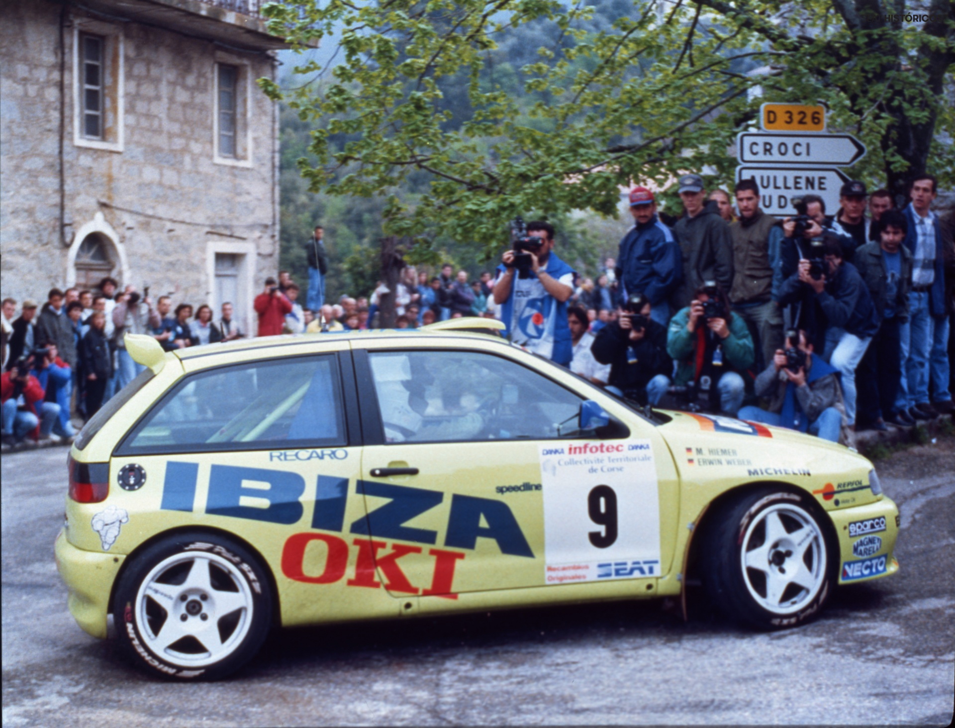Vista lateral del Seat Ibiza Kit Car en competición, destacando su línea deportiva.