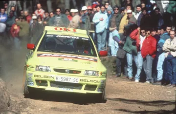 Seat Ibiza Kit Car en plena competición, demostrando su potencia y agilidad.