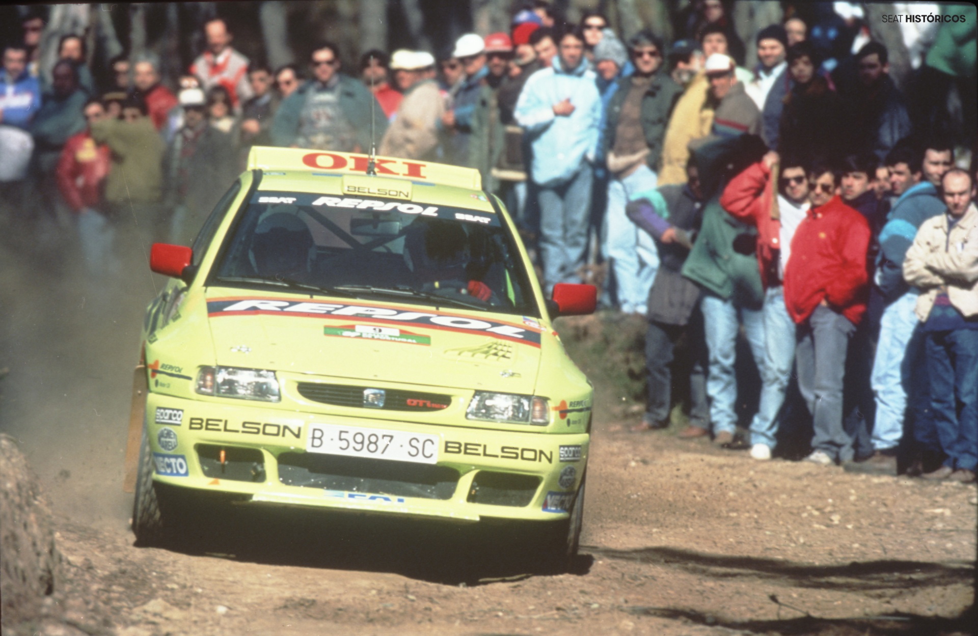 Seat Ibiza Kit Car en plena competición, demostrando su potencia y agilidad.