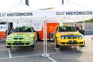 Dos Seat Ibiza Kit Car en exposición, símbolo de potencia y rendimiento.
