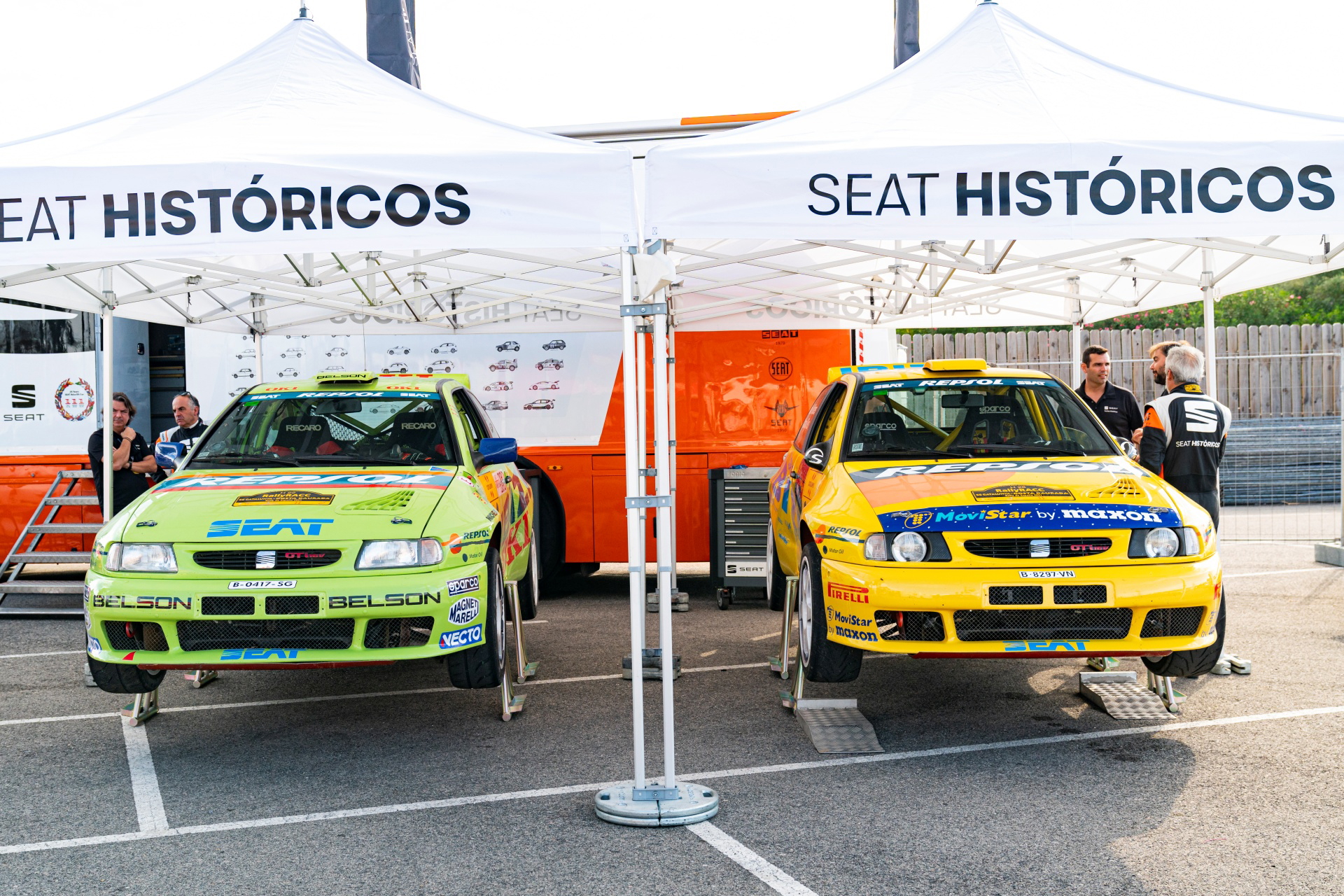 Dos Seat Ibiza Kit Car en exposición, símbolo de potencia y rendimiento.